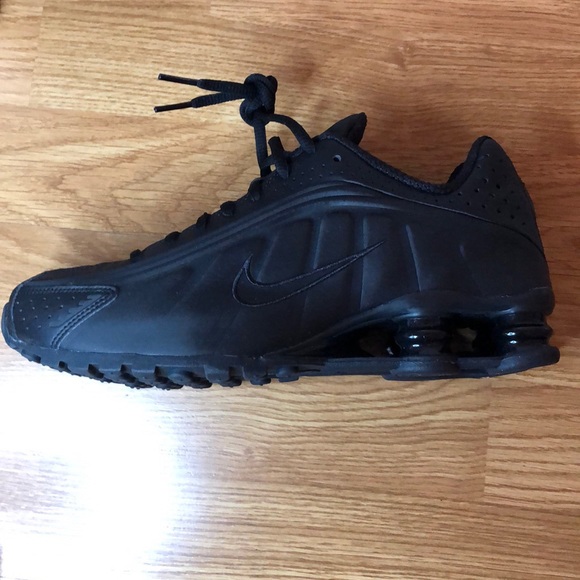 shox r4 triple black